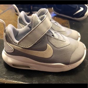 Nike’s Gray sneakers size 5. Excellent condition.